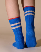 Laden Sie das Bild in den Galerie-Viewer, Stricksocken in Königsblau von POPEIA aus recycelter Wolle, nachhaltig produziert in Portugal, super weich und wärmend, perfekt für Alltag und Wintertage