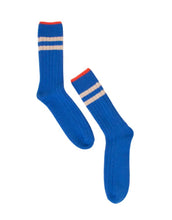 Laden Sie das Bild in den Galerie-Viewer, Stricksocken in Königsblau von POPEIA aus recycelter Wolle, nachhaltig produziert in Portugal, super weich und wärmend, perfekt für Alltag und Wintertage