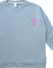 Laden Sie das Bild in den Galerie-Viewer, Liliput Sweatshirt Hellblau – Rückseite mit blühender Coffee Cup und Schriftzug
