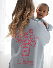 Laden Sie das Bild in den Galerie-Viewer, Liliput Sweatshirt Hellblau – Rückseite mit blühender Coffee Cup und Schriftzug