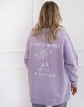 Laden Sie das Bild in den Galerie-Viewer, No Sleep Club Sweater Flieder von Liliput – Vorderseite mit tanzendem Sternchen