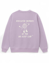 Laden Sie das Bild in den Galerie-Viewer, No Sleep Club Sweater Flieder von Liliput – Vorderseite mit tanzendem Sternchen