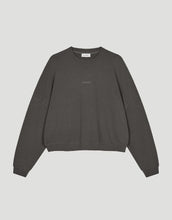 Laden Sie das Bild in den Galerie-Viewer, Light Love Season Sweater von OH APRIL in Graphite mit großem Love-Season-Print auf dem Rücken und kleinem Logo auf der Brust, entspannte Passform, leicht verkürzt, aus weichem Baumwollmix mit klassischem Rundhalsausschnitt.