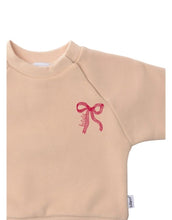 Laden Sie das Bild in den Galerie-Viewer, Liliput Sweatshirt Mini Schleife beige mit rotem XMAS-Schleifenprint, Kids-Sweater für Mini & Me Looks.