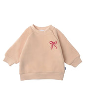 Laden Sie das Bild in den Galerie-Viewer, Liliput Sweatshirt Mini Schleife beige mit rotem XMAS-Schleifenprint, Kids-Sweater für Mini & Me Looks.