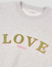 Laden Sie das Bild in den Galerie-Viewer, Regular Love Sweater von OH APRIL in Grey Melange mit dezentem Love-Season-Print auf der Brust, entspannter Schnitt, leicht verkürzt, aus weichem Baumwollmix mit klassischem Rundhalsausschnitt.