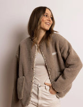 Laden Sie das Bild in den Galerie-Viewer, VIVI MARI Teddy Fleecejacke in Mushroom mit Druckknopfleiste und Taschen.