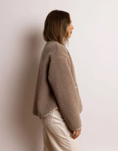 Laden Sie das Bild in den Galerie-Viewer, VIVI MARI Teddy Fleecejacke in Mushroom mit Druckknopfleiste und Taschen.