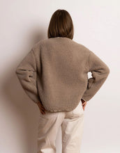 Laden Sie das Bild in den Galerie-Viewer, VIVI MARI Teddy Fleecejacke in Mushroom mit Druckknopfleiste und Taschen.