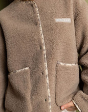 Laden Sie das Bild in den Galerie-Viewer, VIVI MARI Teddy Fleecejacke in Mushroom mit Druckknopfleiste und Taschen.