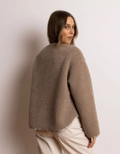 Laden Sie das Bild in den Galerie-Viewer, VIVI MARI Teddy Fleecejacke in Mushroom mit Druckknopfleiste und Taschen.