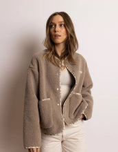 Laden Sie das Bild in den Galerie-Viewer, VIVI MARI Teddy Fleecejacke in Mushroom mit Druckknopfleiste und Taschen.