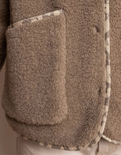 Laden Sie das Bild in den Galerie-Viewer, VIVI MARI Teddy Fleecejacke in Mushroom mit Druckknopfleiste und Taschen.