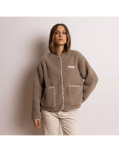 Laden Sie das Bild in den Galerie-Viewer, VIVI MARI Teddy Fleecejacke in Mushroom mit Druckknopfleiste und Taschen.