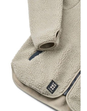 Laden Sie das Bild in den Galerie-Viewer, Liewood Nelson Fleecejacke Mist für Erwachsene mit Stehkragen und Fronttaschen aus recyceltem Polyester.