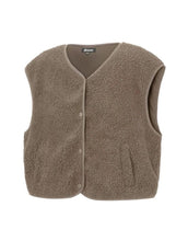 Laden Sie das Bild in den Galerie-Viewer, Nordlykk Teddyweste für Damen in Coffee Brown, ärmellose Weste aus Polyester mit Fronttaschen und minimalistischer Passform