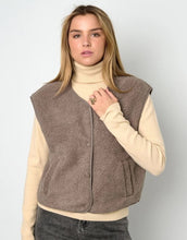 Laden Sie das Bild in den Galerie-Viewer, Nordlykk Teddyweste für Damen in Coffee Brown, ärmellose Weste aus Polyester mit Fronttaschen und minimalistischer Passform