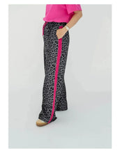 Laden Sie das Bild in den Galerie-Viewer, : OH APRIL Trackpants Kael Leo Grey – weite Damenhose mit rosa Seitenstreifen, Leo-Muster, Wide Leg Fit, Größen XS–XL.