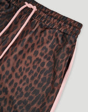 Laden Sie das Bild in den Galerie-Viewer, OH APRIL Trackpants Kael Leo Mocha – weite Damenhose mit rosa Seitenstreifen, Leo-Muster, Wide Leg Fit, Größen XS–XL.