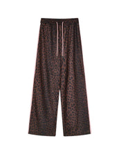 Laden Sie das Bild in den Galerie-Viewer, OH APRIL Trackpants Kael Leo Mocha – weite Damenhose mit rosa Seitenstreifen, Leo-Muster, Wide Leg Fit, Größen XS–XL.