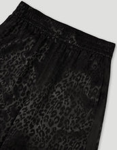 Laden Sie das Bild in den Galerie-Viewer, OH APRIL Trackpants Saela Leo Black – weite, fließende Leo-Hose aus 100 % Viskose.