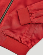 Laden Sie das Bild in den Galerie-Viewer, OH APRIL Wendebomberjacke Elin Leo Black/Maroon – reversible Jacke in Leo und Maroon, entspannte Passform aus Viskose.