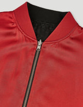 Laden Sie das Bild in den Galerie-Viewer, OH APRIL Wendebomberjacke Elin Leo Black/Maroon – reversible Jacke in Leo und Maroon, entspannte Passform aus Viskose.