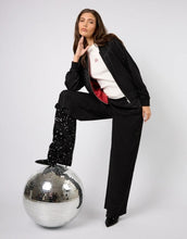 Laden Sie das Bild in den Galerie-Viewer, OH APRIL Wendebomberjacke Elin Leo Black/Maroon – reversible Jacke in Leo und Maroon, entspannte Passform aus Viskose.