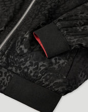 Laden Sie das Bild in den Galerie-Viewer, OH APRIL Wendebomberjacke Elin Leo Black/Maroon – reversible Jacke in Leo und Maroon, entspannte Passform aus Viskose.