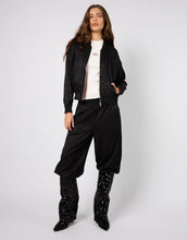 Laden Sie das Bild in den Galerie-Viewer, OH APRIL Wendebomberjacke Elin Leo Black/Maroon – reversible Jacke in Leo und Maroon, entspannte Passform aus Viskose.