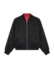 Laden Sie das Bild in den Galerie-Viewer, OH APRIL Wendebomberjacke Elin Leo Black/Maroon – reversible Jacke in Leo und Maroon, entspannte Passform aus Viskose.