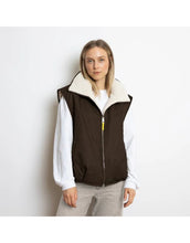 Laden Sie das Bild in den Galerie-Viewer, Reversible Bomber Weste von Vivi Mari in Chocolate Sand  tragbar mit glattem Nylon oder weichem Fleece außen, oversized geschnitten mit Reißverschluss und Taschen, ideal für Layering und urbane Looks.