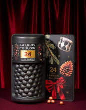 Laden Sie das Bild in den Galerie-Viewer, Adventskalender Large von Lakrids by Bülow – exklusiver Lakritz-Adventskalender mit 24 Türchen, neuen Sorten und ikonischem Design.