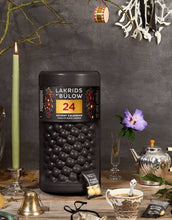Laden Sie das Bild in den Galerie-Viewer, Adventskalender Large von Lakrids by Bülow – exklusiver Lakritz-Adventskalender mit 24 Türchen, neuen Sorten und ikonischem Design.