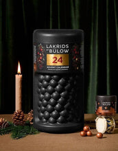 Laden Sie das Bild in den Galerie-Viewer, Adventskalender Large von Lakrids by Bülow – exklusiver Lakritz-Adventskalender mit 24 Türchen, neuen Sorten und ikonischem Design.