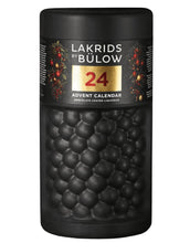 Laden Sie das Bild in den Galerie-Viewer, Adventskalender Large von Lakrids by Bülow – exklusiver Lakritz-Adventskalender mit 24 Türchen, neuen Sorten und ikonischem Design.