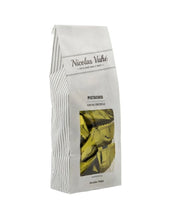 Laden Sie das Bild in den Galerie-Viewer, Nicolas Vahé Kakao Trüffel Pistazie – cremige Schokoladentrüffel mit feiner Pistaziennote und Mandelbaiser.