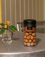 Laden Sie das Bild in den Galerie-Viewer, Lakrids by Bülow Ægg Crispy Caramel Lakritz mit Dulce-Schokolade und Meersalz (270 g).