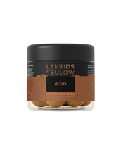 Laden Sie das Bild in den Galerie-Viewer, Lakrids by Bülow Ægg Crispy Caramel Lakritz mit Dulce-Schokolade und Meersalz in 115 g Dose.
