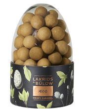 Laden Sie das Bild in den Galerie-Viewer, Lakrids by Bülow Ægg Crispy Caramel Lakritz mit Dulce-Schokolade und Meersalz in Osterei-Verpackung (470 g).