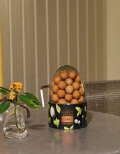 Laden Sie das Bild in den Galerie-Viewer, Lakrids by Bülow Ægg Crispy Caramel Lakritz mit Dulce-Schokolade und Meersalz in Osterei-Verpackung (470 g).