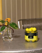 Laden Sie das Bild in den Galerie-Viewer, Lakrids by Bülow Lime Crackle – Lakritz mit weißer Schokolade, Limette und knackigem Zuckermantel.
