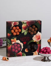 Laden Sie das Bild in den Galerie-Viewer, Lakrids by Bülow Love Selection Box Small mit gemischtem Lakritz und Schokolade.