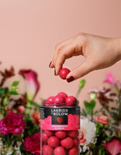 Laden Sie das Bild in den Galerie-Viewer, Lakrids by Bülow Strawberry & Cream Lakritz mit weißer Schokolade, Erdbeere und Sahne.