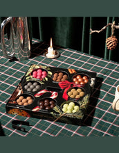 Laden Sie das Bild in den Galerie-Viewer, Winter Selection Box von Lakrids by Bülow – 350 g gemischtes Starklakritz mit Schokolade in acht Sorten, glutenfrei und ohne Gelatine, edle Geschenkbox aus Dänemark.