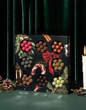 Laden Sie das Bild in den Galerie-Viewer, Winter Selection Box von Lakrids by Bülow – 350 g gemischtes Starklakritz mit Schokolade in acht Sorten, glutenfrei und ohne Gelatine, edle Geschenkbox aus Dänemark.