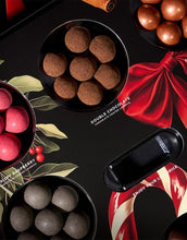 Laden Sie das Bild in den Galerie-Viewer, Winter Selection Box von Lakrids by Bülow – 350 g gemischtes Starklakritz mit Schokolade in acht Sorten, glutenfrei und ohne Gelatine, edle Geschenkbox aus Dänemark.