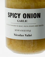 Laden Sie das Bild in den Galerie-Viewer, Nicolas Vahé Spicy Onion & Garlic Aufstrich – würzig-pikanter Mix aus Zwiebel, Knoblauch, Pecorino und Chili, 135 g.