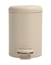 Laden Sie das Bild in den Galerie-Viewer, Pedaleimer Mono in Beige von Södahl: kleiner Eimer mit Soft-Close-Deckel, Pedal und herausnehmbarem Plastikeinsatz, 3 Liter Fassungsvermögen.