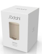 Laden Sie das Bild in den Galerie-Viewer, Pedaleimer Mono in Beige von Södahl: kleiner Eimer mit Soft-Close-Deckel, Pedal und herausnehmbarem Plastikeinsatz, 3 Liter Fassungsvermögen.
